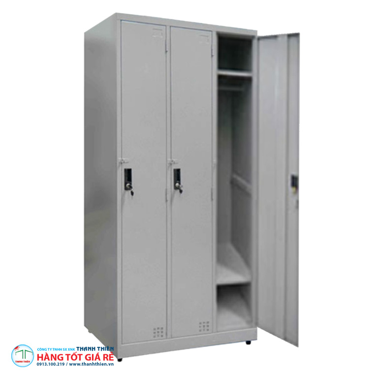 Bên trong ngăn tủ locker 3 cánh TLK 02