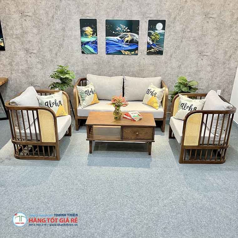 Kết hợp bộ bàn ghế cafe gỗ vintage với đèn dây trang trí, tường gạch trần hoặc ảnh chụp film để tạo không gian Instagrammable hút khách.