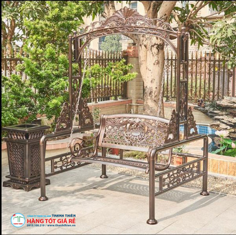 xich-du-nhom-duc-003-2 Xích đu nhôm đúc đôi màu đồng giả cổ cao cấp