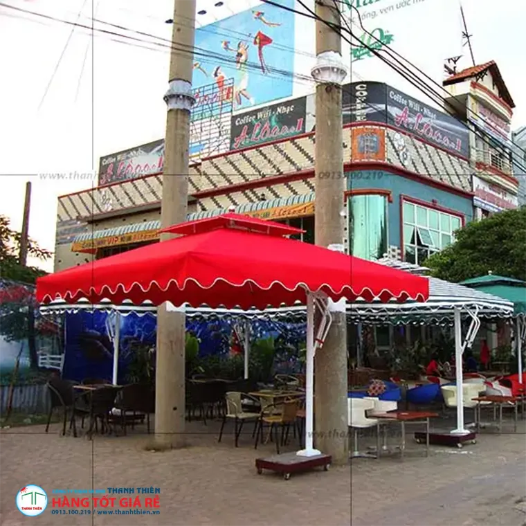 Dù vuông lệch tâm tại quán cafe ngoài trời, che phủ bộ bàn ăn 6–8 người
