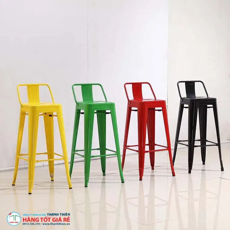 Ghế sắt CT3 sơn tĩnh điện đen mờ và ghế Tolix thép dập xám — so sánh kết cấu trong không gian cafe industrial