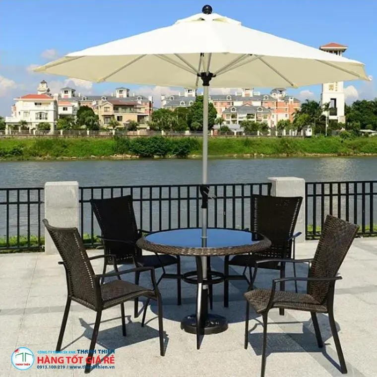 So sánh ba loại ô dù ngoài trời: chính tâm, lệch tâm và lệch tâm treo — kết cấu và vị trí trụ khác nhau cho ba loại mặt bằng quán - dù chính tâm