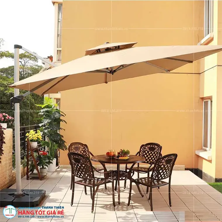 So sánh ba loại ô dù ngoài trời: chính tâm, lệch tâm và lệch tâm treo — kết cấu và vị trí trụ khác nhau cho ba loại mặt bằng quán - dù vuông lệch tâm