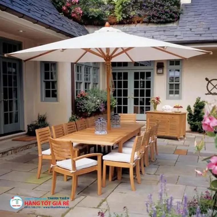 Ô dù chính tâm thân gỗ 3.0m trắng — bàn teak 8 chỗ tại sân vườn biệt thự phong cách cổ điển