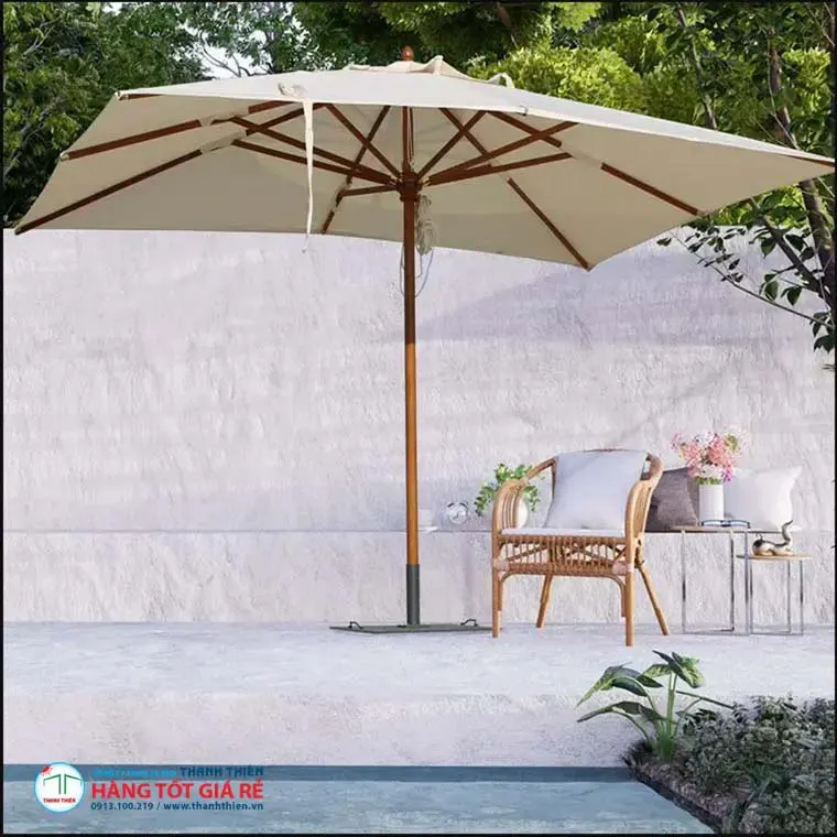 Ô dù chính tâm vuông thân gỗ kem — ghế rattan tại hiên nhà có hồ bơi