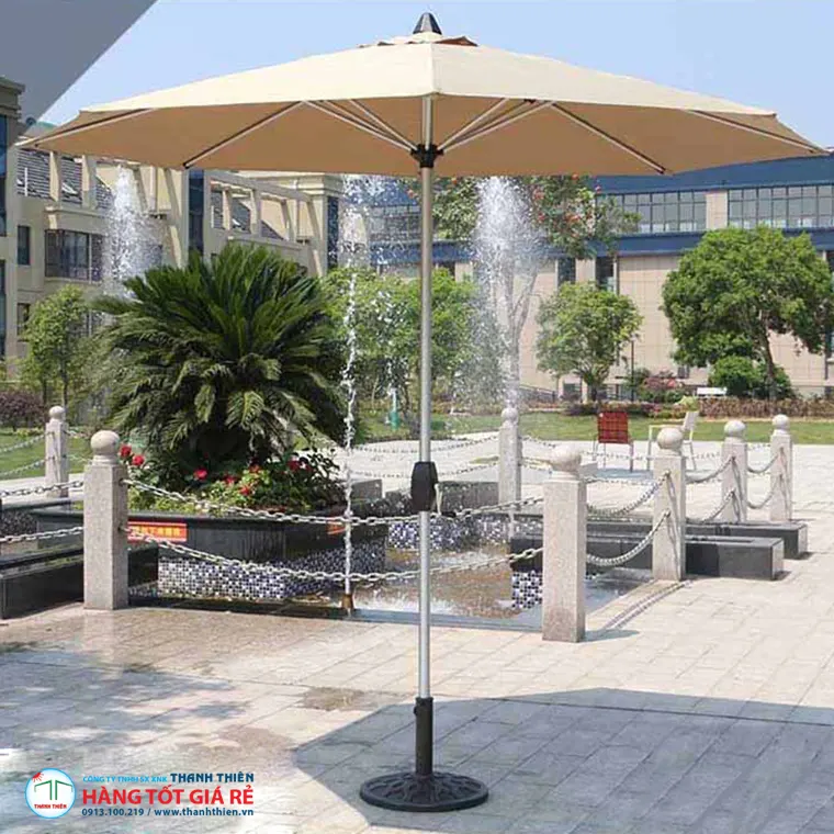 Ô dù chính tâm tròn màu kem — trụ giữa tán, so sánh với dù lệch tâm trong lựa chọn kích thước