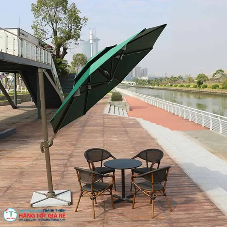 Ô dù lệch tâm xanh lá nghiêng góc che nắng — bàn cafe 4 chỗ ven sông, dự án Thanh Thiên
