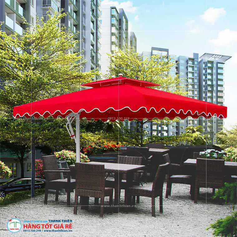Ô dù ngoài trời lệch tâm vuông đang được sử dụng tại quán cafe sân vườn — không gian thoáng, bàn ghế bố trí không vướng trụ