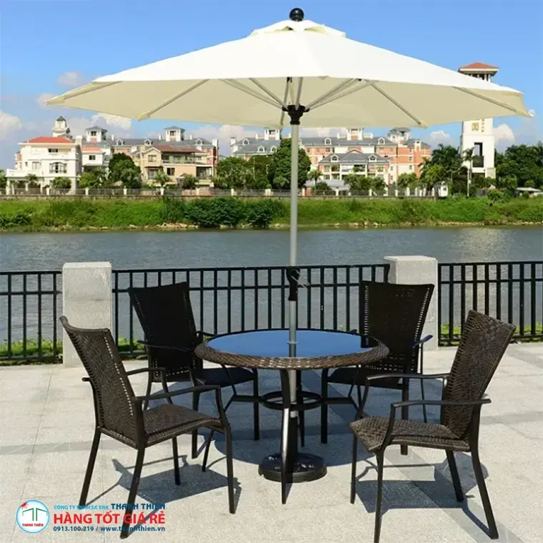 Ô dù chính tâm tròn trắng kem vải dù ngoài trời tại resort ven sông — dự án thực tế Thanh Thiên Furniture