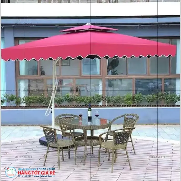 Ô dù lệch tâm vuông màu đỏ hồng có bèo diềm lượn sóng đặt trước nhà hàng — vải dù ngoài trời thương mại