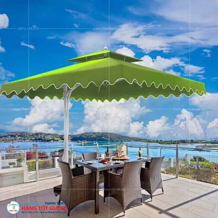 Ô dù vuông 2 tầng xanh lá tại ban công resort view biển — vải nhập khẩu giữ màu bền 5–8 năm