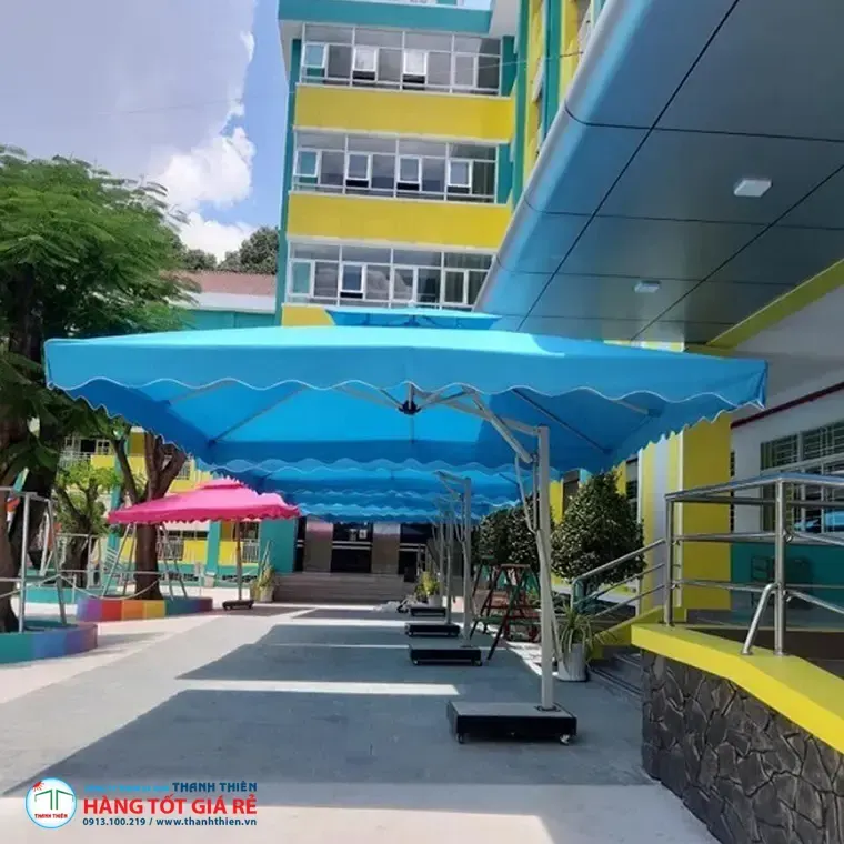 Dự án lắp đặt ô dù lệch tâm lớn cho trường học tại TP.HCM bởi Thanh Thiên — đế di động, không khoan sàn