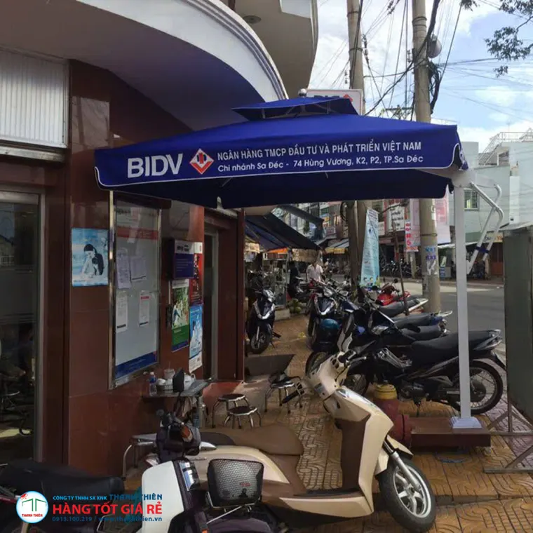 Dự án thực tế BIDV Sa Đéc — ô dù ngoài trời Thanh Thiên lắp đặt tại ngân hàng, khung trắng, tán xanh dương in thương hiệu