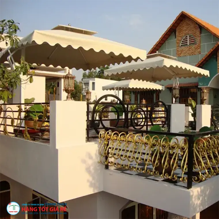Đôi ô dù vuông màu kem viền sóng che sân thượng ô dù nhà hàng resort ngoài trời tầng 2 tại Việt Nam