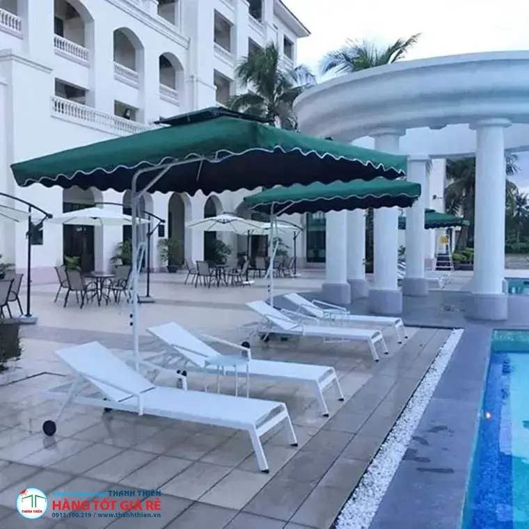 Dù vuông lệch tâm phối ghế tắm nắng hồ bơi resort Thanh Thiên Ô dù hồ bơi dù vuông lệch tâm kết hợp ghế tắm nắng tại khu hồ bơi resort — dự án thực tế Thanh Thiên