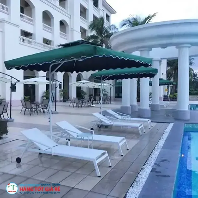 Dù vuông lệch tâm khung nhôm tại khu hồ bơi resort — giải pháp che nắng cho nhà hàng 50 chỗ ngoài trời