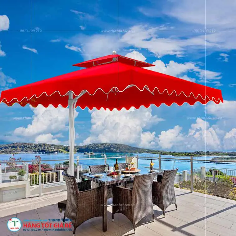Dù vuông lệch tâm đỏ 2 tầng tại không gian nhà hàng sân vườn — bộ bàn ghế mây nhôm bên dưới