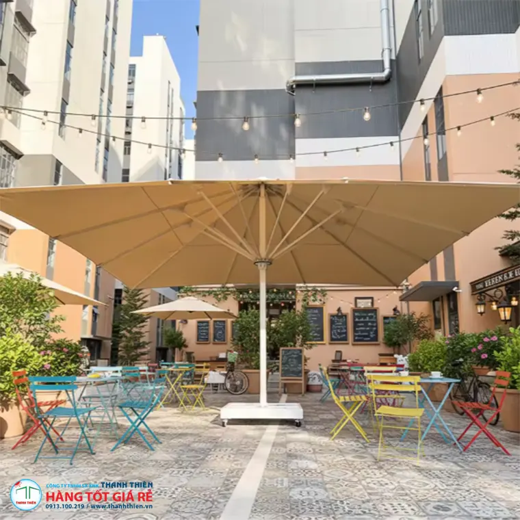 Ô dù chính tâm che nhiều bàn ghế cafe thực tế Ô dù chính tâm che nhiều bộ bàn ghế cafe đô thị ngoài trời — diện tích che hiệu quả thực tế