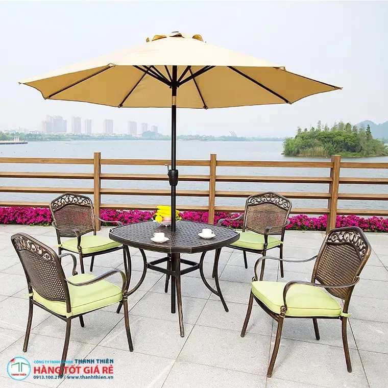Ô dù lệch tâm so với chính tâm màu kem kết hợp bàn ghế nhôm đúc 4 chỗ trên sân thượng view sông