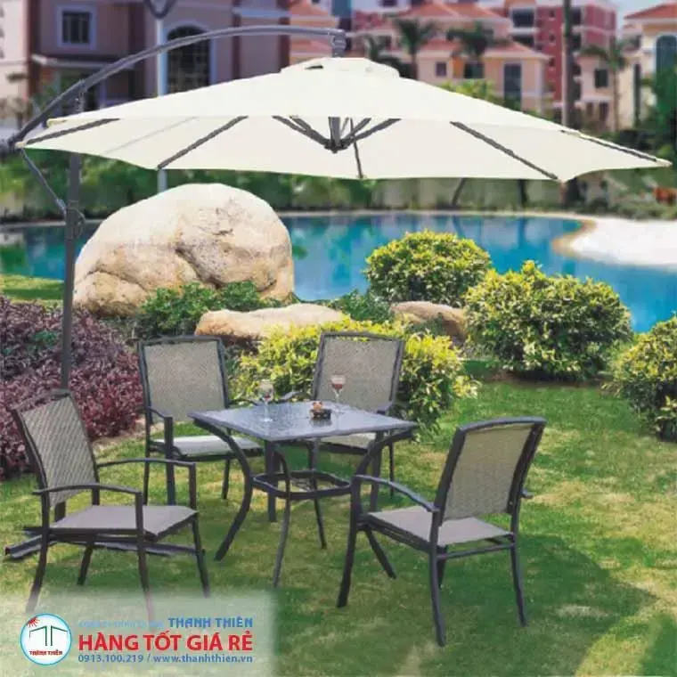 Ô dù resort khách sạn lệch tâm treo màu kem kết hợp bộ bàn ghế sân vườn nhôm lưới, cạnh hồ bơi resort 4–5 sao