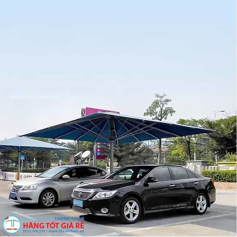 Ô Dù Sự Kiện Doanh Nghiệp Không Gian Ngoài Trời Ô dù sự kiện vuông lớn màu xanh trong không gian sân phố ngoài trời — bố trí cho sự kiện doanh nghiệp theo trạm
