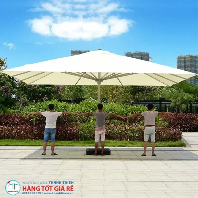 Ô Dù Sự Kiện Kích Thước Lớn Nhôm Chịu Lực Ô dù sự kiện nhôm chịu lực cỡ lớn — ba người đứng bên minh họa kích thước thực tế