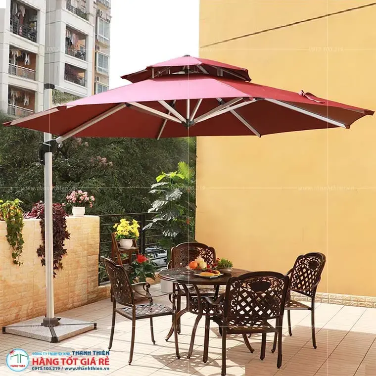 Hai chiếc ô dù ngoài trời — một tại quán cafe thương mại, một tại sân nhà gia đình — phân biệt ô dù quán cafe và ô dù gia đình