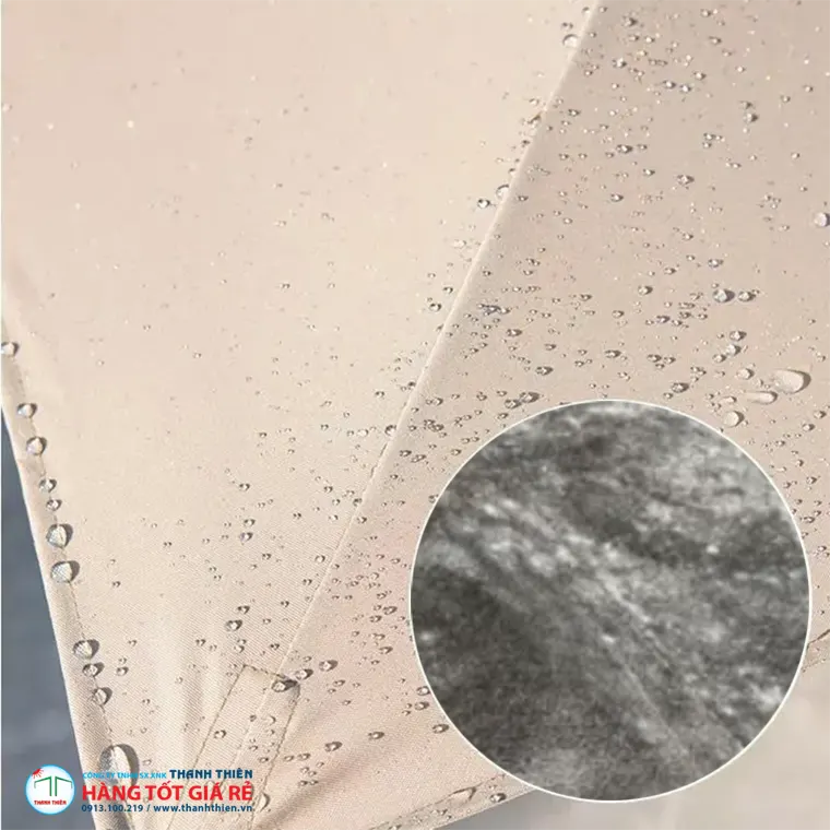Vải dù bị nấm mốc xanh lan rộng trên bề mặt — hậu quả của thói quen gấp vải khi còn ướt trong môi trường nhiệt đới