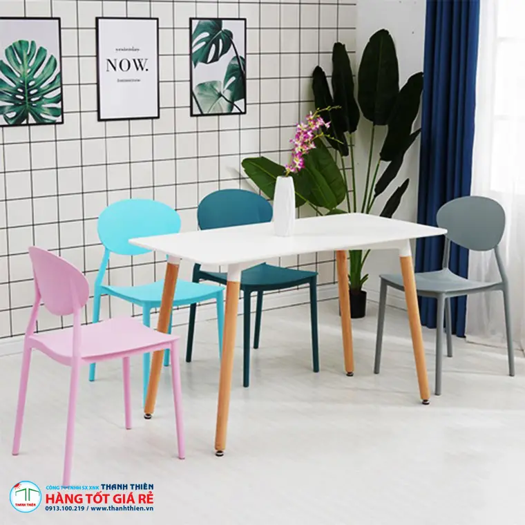 Bàn ghế cafe minimal nhựa đúc màu pastel — bảng màu sáng phù hợp quán nhỏ khu đô thị