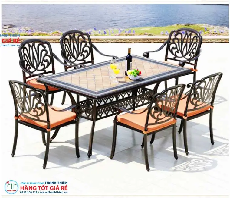 Bàn ghế cafe ngoài trời nhôm đúc hoa văn — chịu UV và ẩm, không gỉ sau 14–18 tháng như khung sắt thường