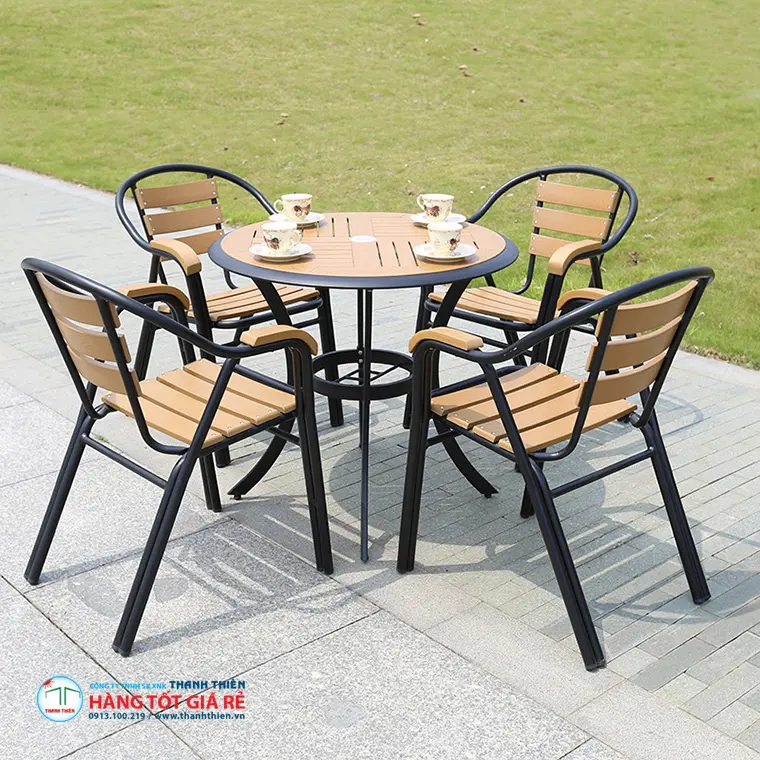 Bàn ghế cafe sân vườn ngoài trời khung nhôm đen mặt gỗ nhựa — chịu UV và mưa cho khí hậu VN