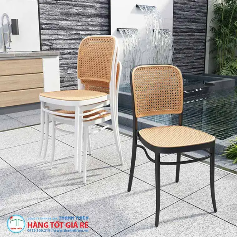 Ghế nhựa giả mây xếp chồng phù hợp khu vực trong nhà quán cafe — nhẹ, không cần chống UV