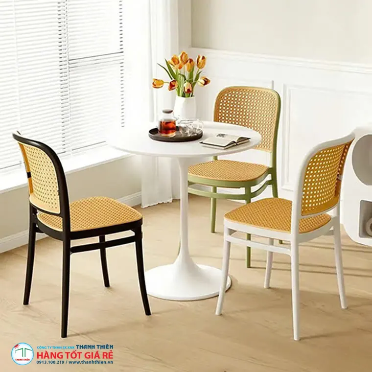 Bàn ghế cafe tropical mây PE vàng và chân gỗ — không hút nước, phù hợp khí hậu ẩm VN