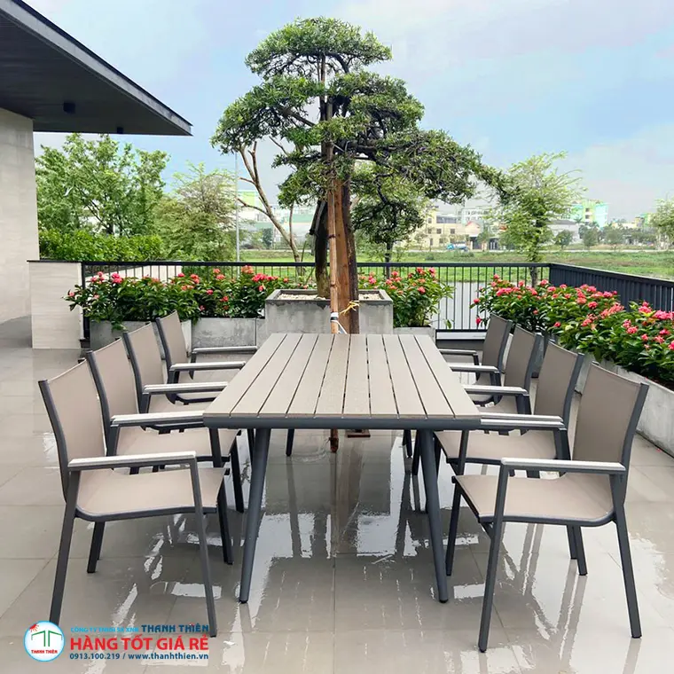 Bàn tiệc ngoài trời 8 ghế nhôm lưới Textilene trên sân thượng — phù hợp nhà hàng và resort có không gian ngoài trời rộng