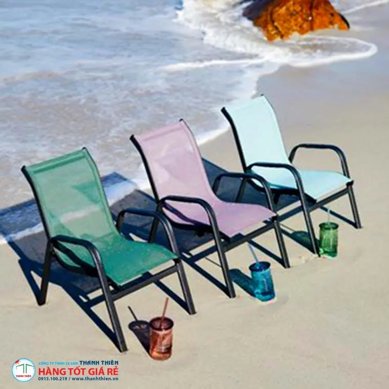 Ghế nhôm lưới Textilene nhiều màu đặt ven biển — ứng dụng resort và khu nghỉ dưỡng ngoài trời chịu môi trường ẩm mặn
