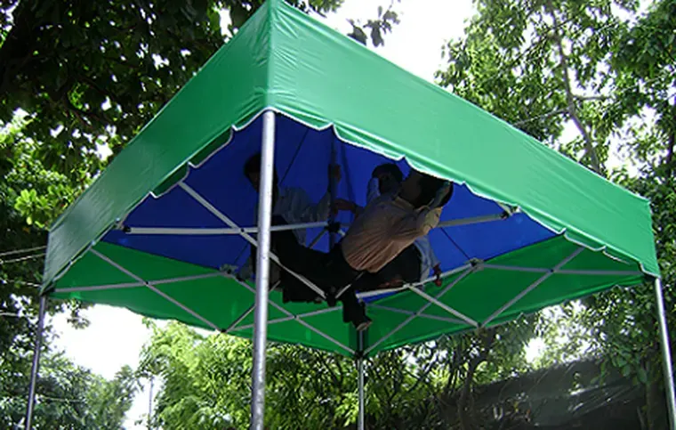 Lều xếp 3×3m khung nhôm chịu tải trọng thực tế Khung lều xếp 3×3m chịu tải trọng — 3 người treo trên mái lều vẫn vững chắc
