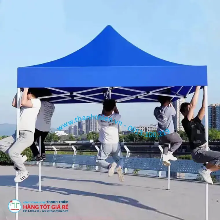 Kiểm định tải trọng khung lều xếp sự kiện — 3–4 người đu trên khung nhôm 3–4 người đu trên khung lều xếp chịu tải — kiểm định kết cấu khung nhôm chịu lực thực tế