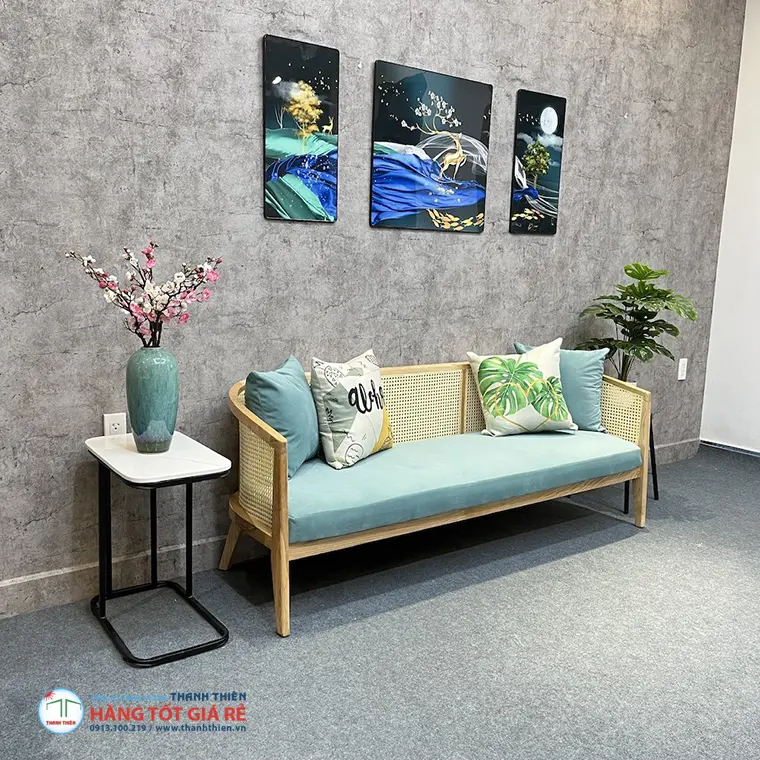 Sofa gỗ mây trong không gian cafe thực tế với nệm ghế sofa gỗ xanh cyan — điều kiện ngoài trời VN