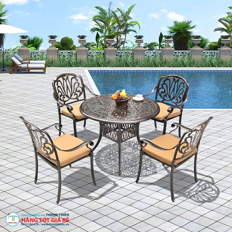 Nội thất cafe nhà hàng chuyên dụng — bộ bàn ghế nhôm đúc 4 chỗ ngồi cạnh hồ bơi resort, khung hoa văn màu đồng, đệm be
