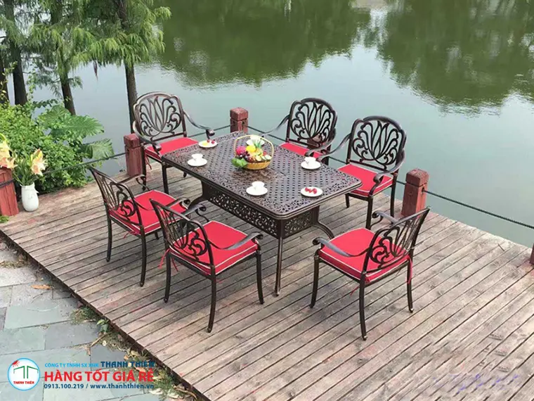Bố Trí Bàn Ghế Cafe Sân Vườn 100m2 3 Bàn ghế sân vườn phong cách Tropical dưới ô dù lệch tâm cho bố trí bàn ghế cafe sân vườn 100m2