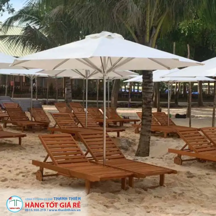 Bàn ghế ngoài trời chịu mưa nắng Việt Nam tại resort ven biển — ghế tắm nắng gỗ, dù che nắng, khung chịu UV