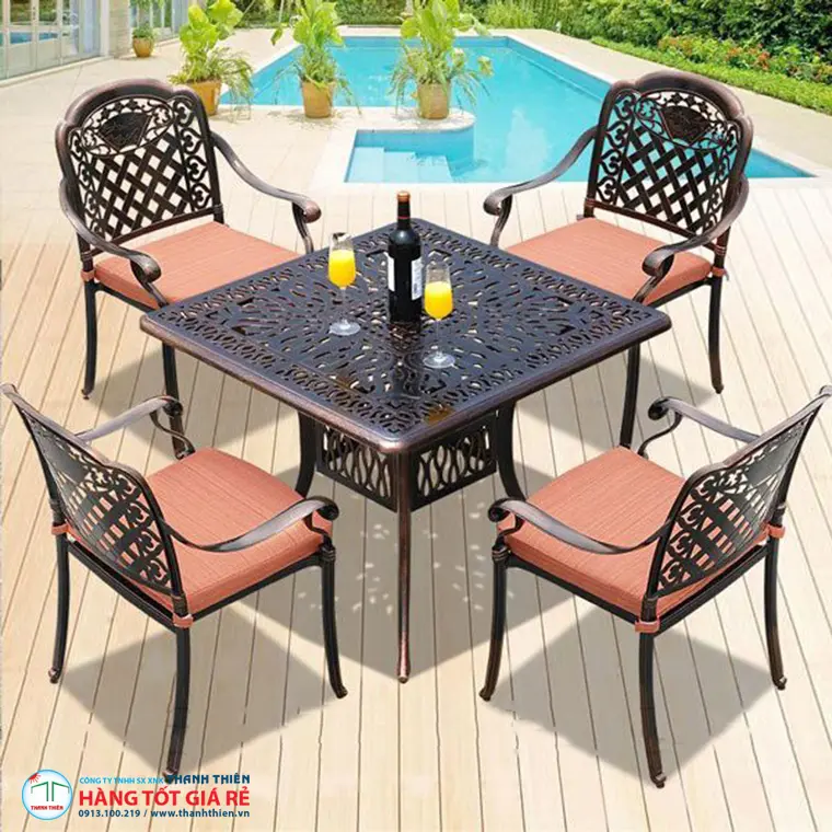 Bàn ghế nhôm đúc cạnh hồ bơi chống ăn mòn tốt Bộ bàn ghế nhôm đúc đặt cạnh hồ bơi, không gỉ dù tiếp xúc hơi clo thường xuyên
