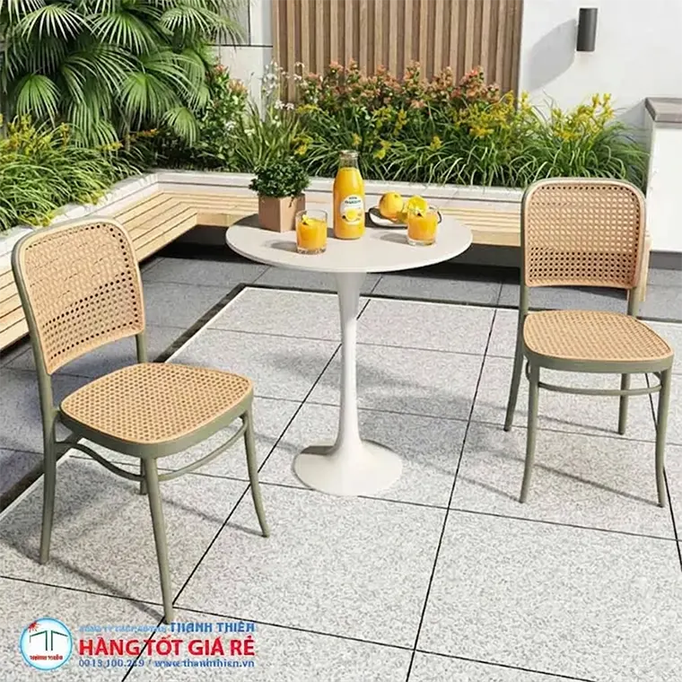 Bàn tròn nhỏ 2 người ghế nhựa mây sân vườn — bố trí bàn ghế cafe sân vườn 50m2 nhỏ gọn