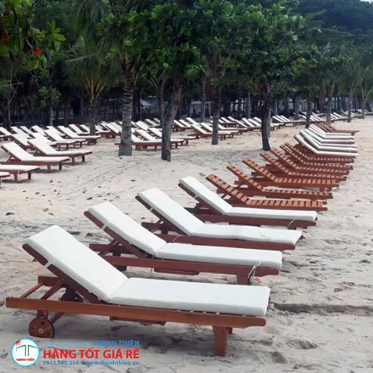 Ghế hồ bơi resort bố trí hàng dài số lượng lớn trên bãi cát — minh họa bài toán stackable vs fixed theo quy mô, Thanh Thiên