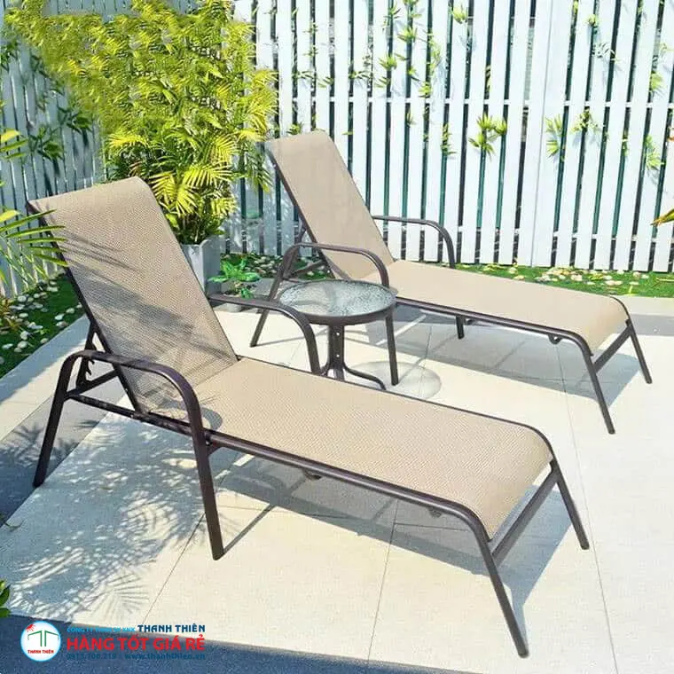 Ghế hồ bơi khung nhôm anodized mặt vải Textilene solution-dyed — chịu clo ≤5ppm và UV index Extreme, phù hợp resort nội địa