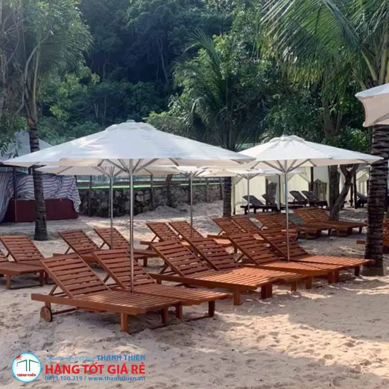 Ghế hồ bơi resort bãi biển dưới nắng trực tiếp UV index 11–12 — gỗ teak và ô dù trắng, Thanh Thiên Furniture