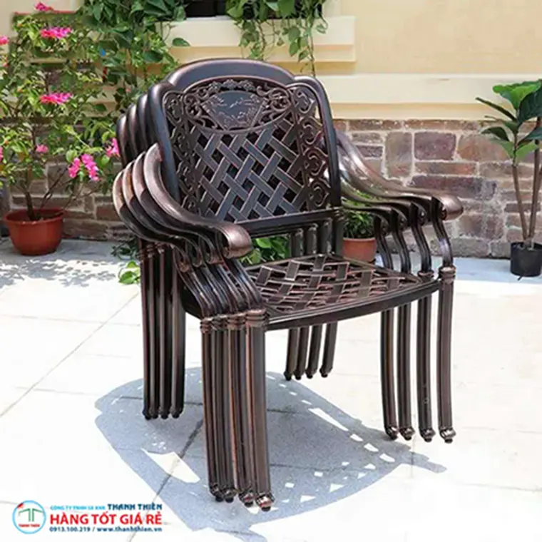 Ghế nhôm đúc xếp chồng hàng ngày không bị gỉ Ghế nhôm đúc cafe xếp chồng mỗi tối đóng quán, không ảnh hưởng lớp oxit bảo vệ