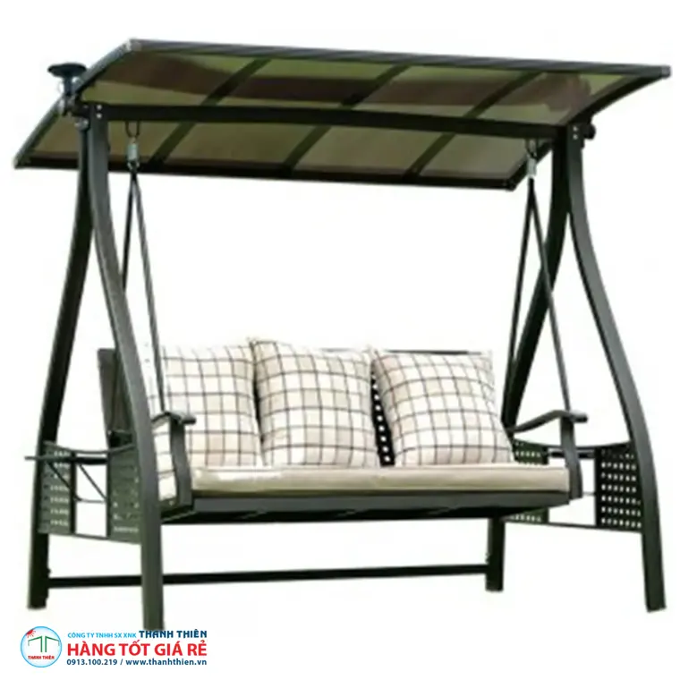 Ghế xích đu ngoài trời đôi khung nhôm đúc màu đen, mái polycarbonate, đệm vải kẻ ô kem — sản phẩm chuyên dụng Thanh Thiên Furniture