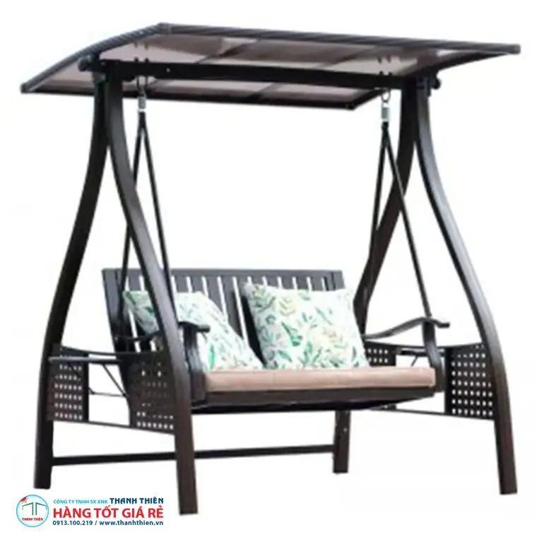 Ghế xích đu ngoài trời đôi khung nhôm đúc đen, lưng nan dọc, mái polycarbonate 6 tấm — cấu trúc chuyên dụng Thanh Thiên