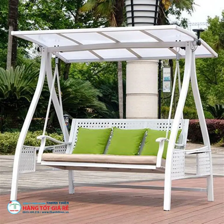 Ghế xích đu ngoài trời 3 chỗ ngồi khung nhôm trắng, mái polycarbonate, đặt trên sàn gỗ sân vườn cafe — Thanh Thiên